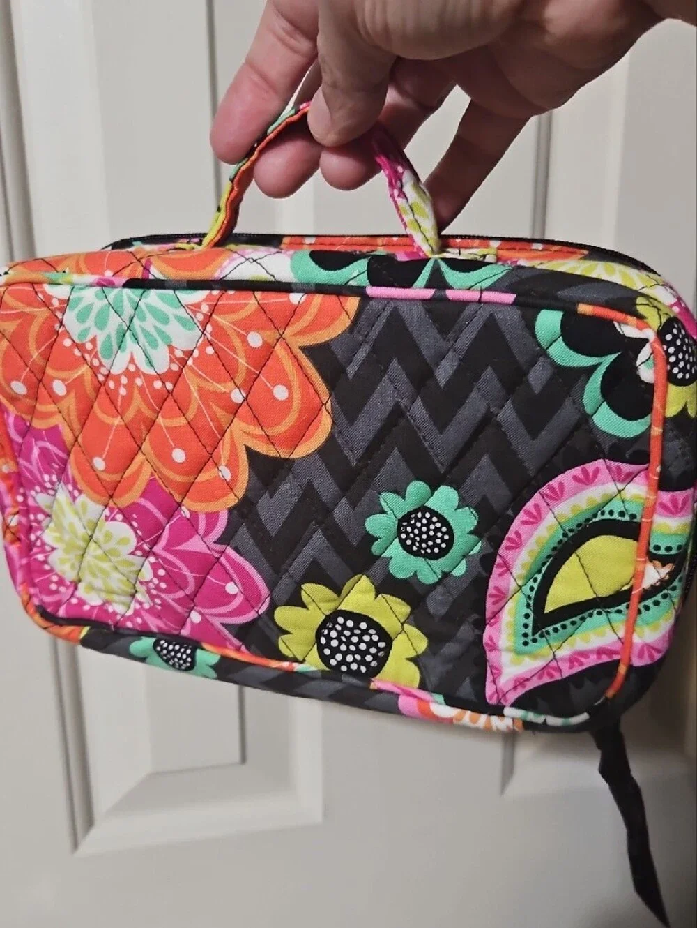 Vera Bradley EUC Quilted Floral Travel Case, Satin Bag Scarf, And Bee Charn